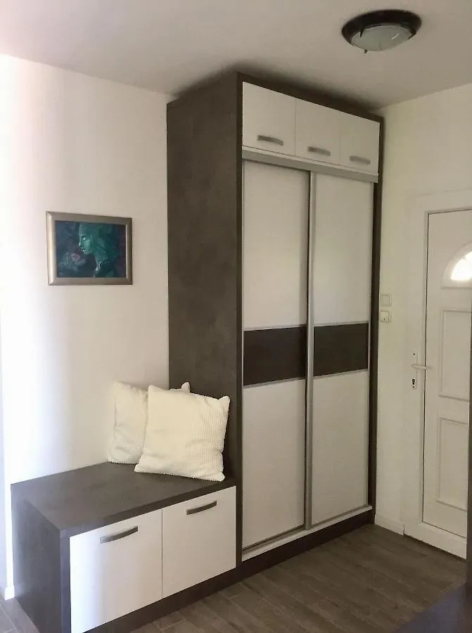 Flair Apartmanhaz 에게르